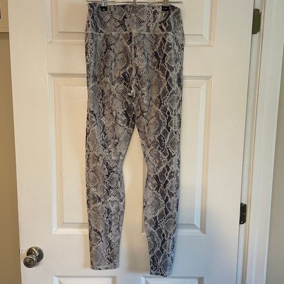 Alo yoga snakeskin legging size large - Picture 2 of 13